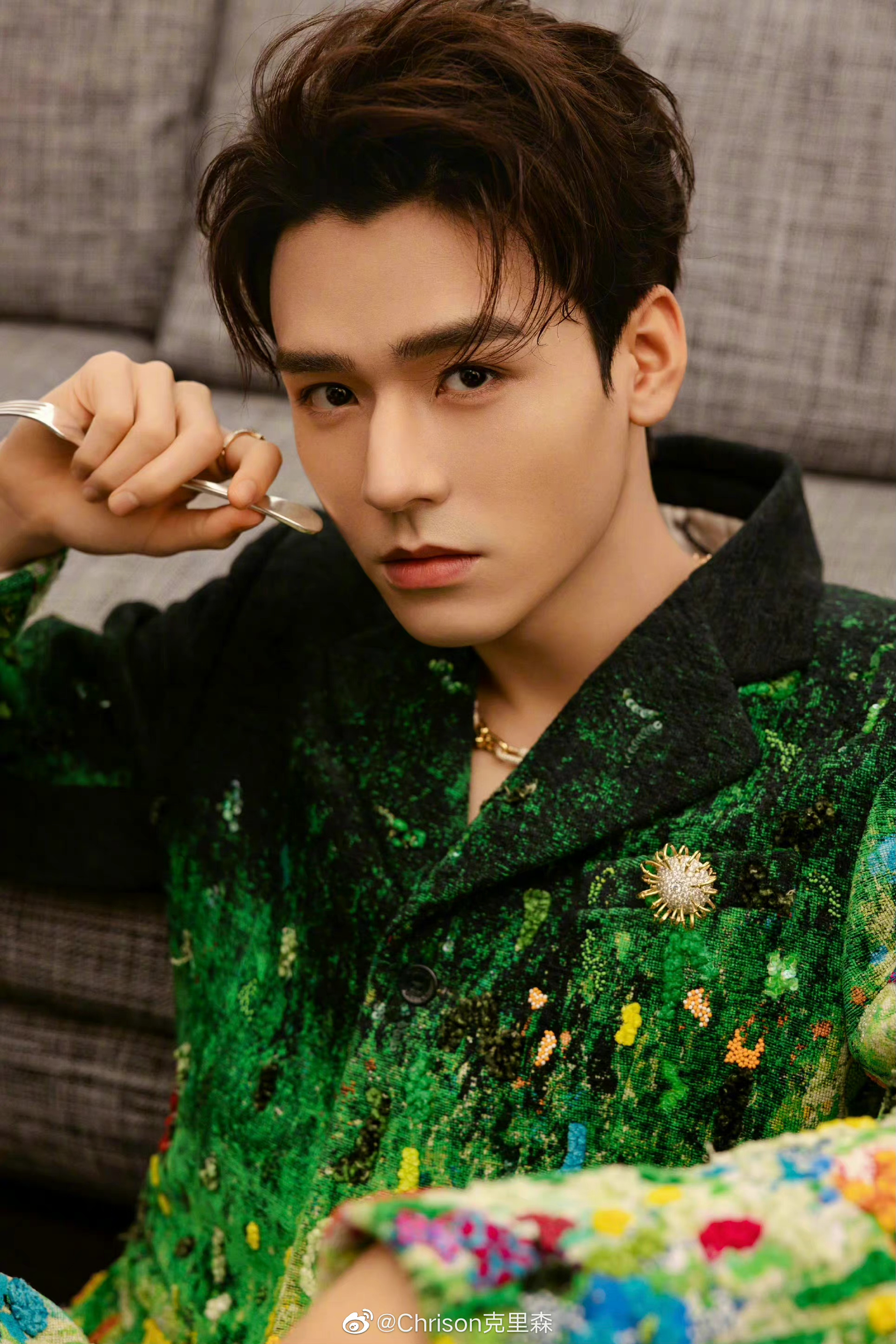 龚俊身穿lv2023 春夏男士系列……__财经头条