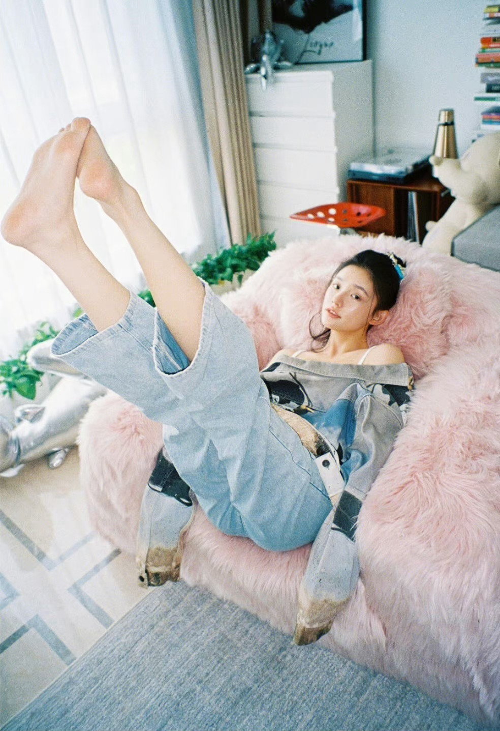 79林允 裸足__财经头条