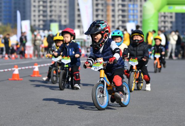 武汉全民健身运动会滑步车比赛,一场专为萌娃量身订做的运动会