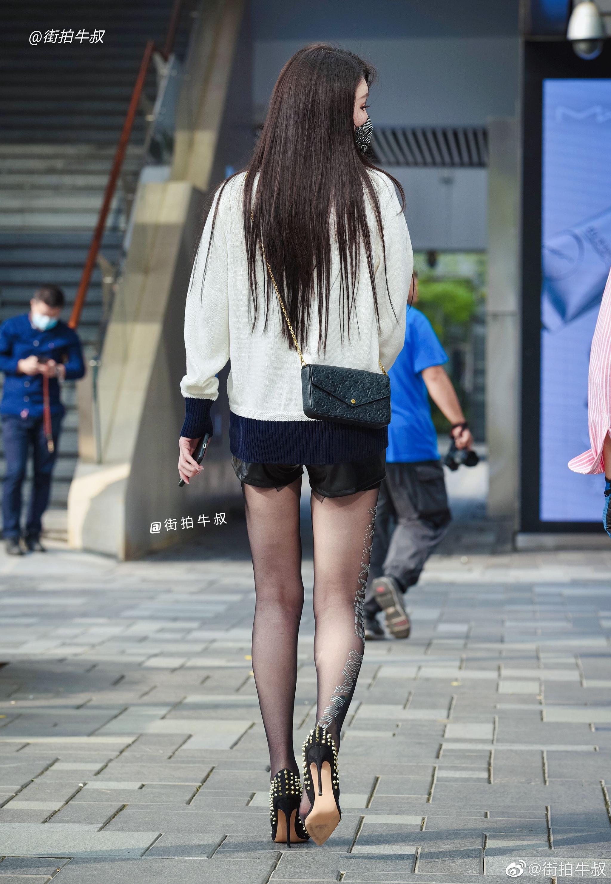 字母长筒袜搭配铆钉高跟鞋性感漂亮