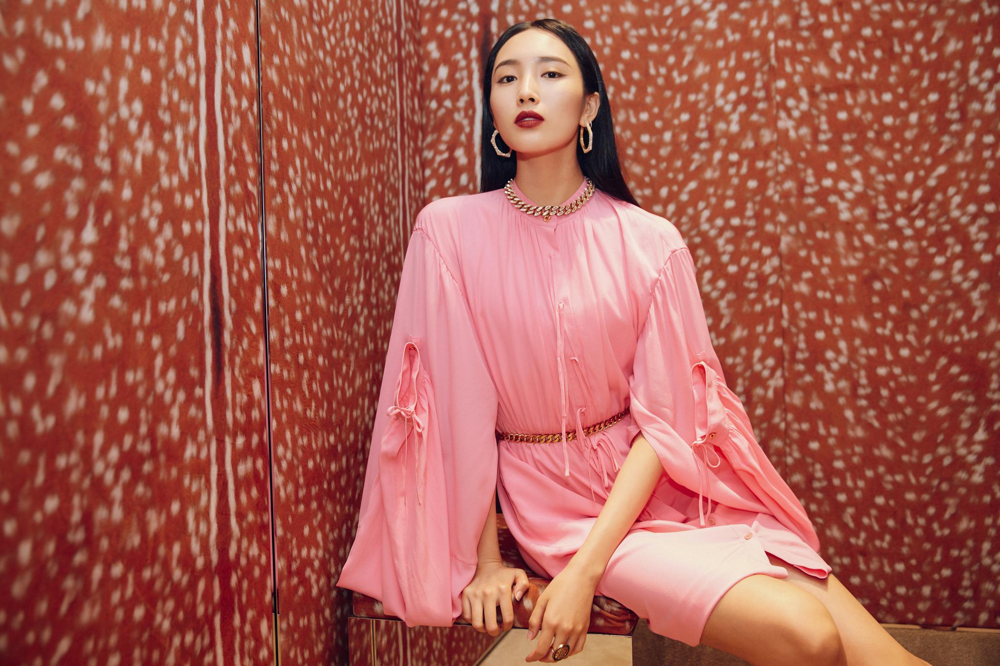 确认过眼神,是能驾驭芭比粉的人.独特的镂空翻折设计