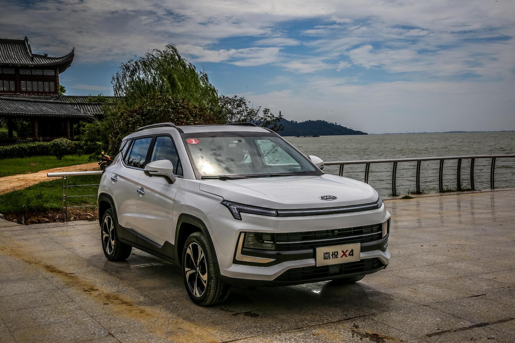 这辆x4,6万起步,大众造江淮家叫嘉悦,你买吗?