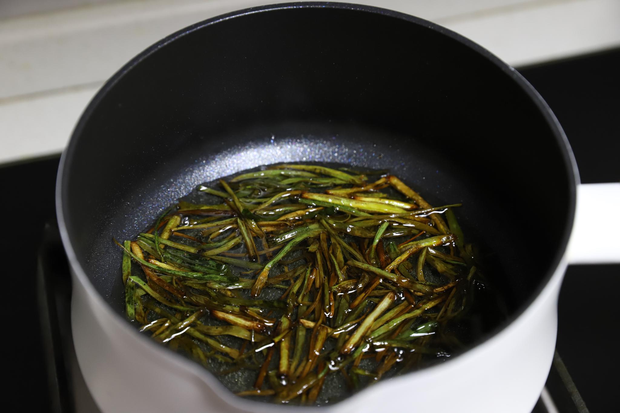 教你做网红葱油面酱香浓郁爽滑不油腻好吃的关键就在葱油汁