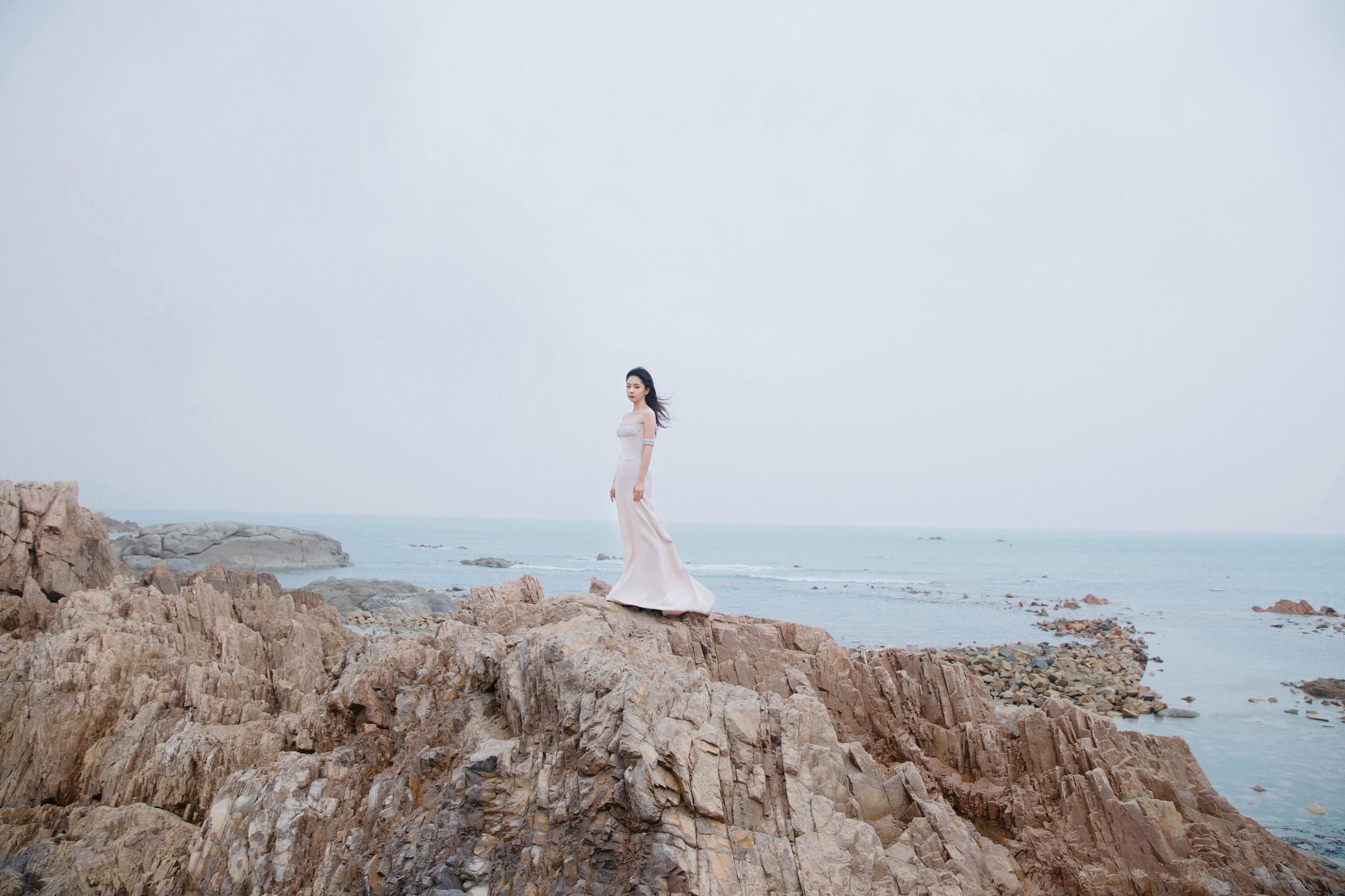 谭松韵工作室刚发出海边大片