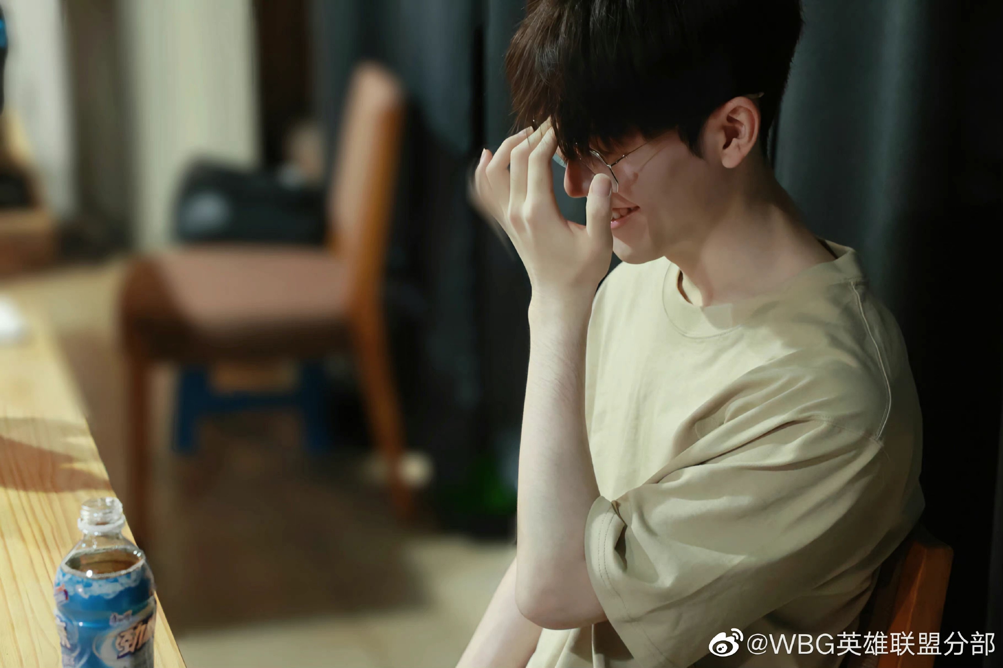 分享theshy,on拍摄花絮 帅出新高度!_高清图集_新浪网