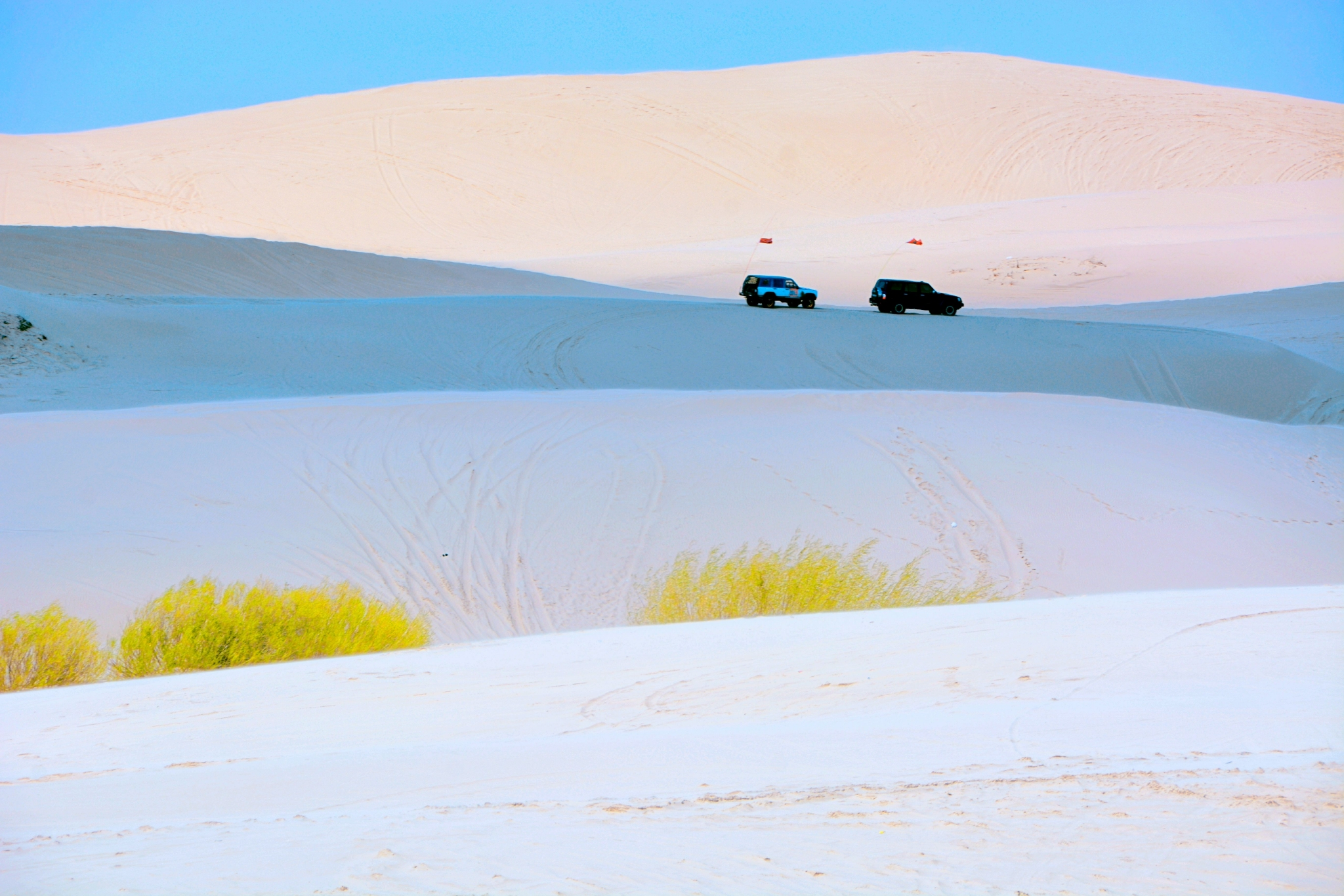 通辽市库伦旗银沙湾沙丘被云遮住太阳后的光影