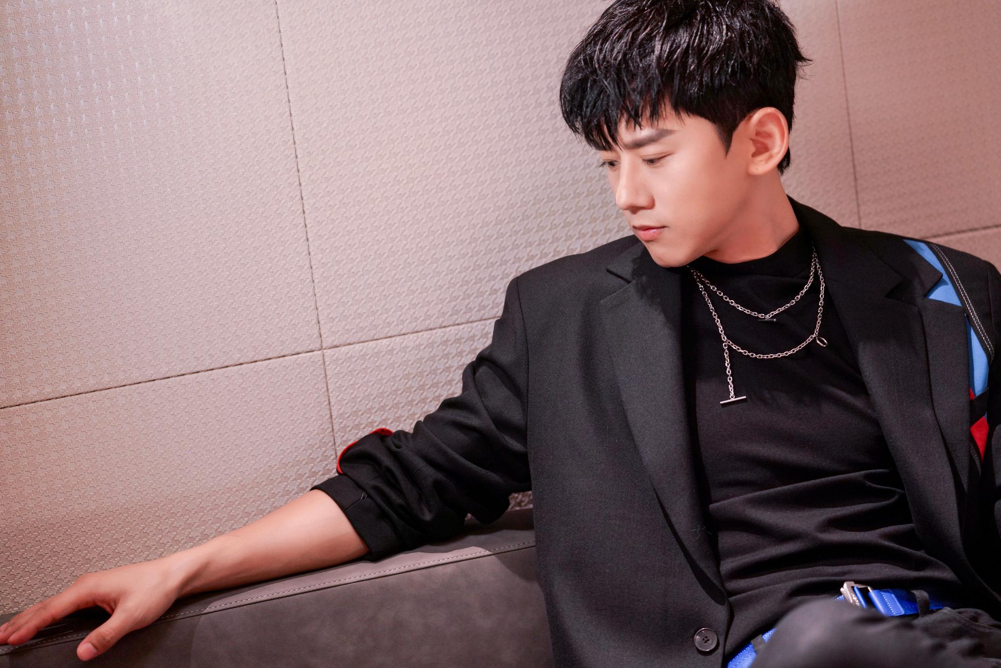 今晚,听@张杰 从天上唱到天下