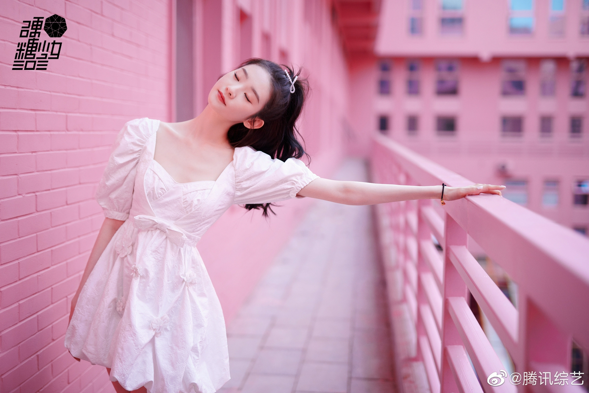 元气满满的硬糖少女303张艺凡今日直播造型定妆照