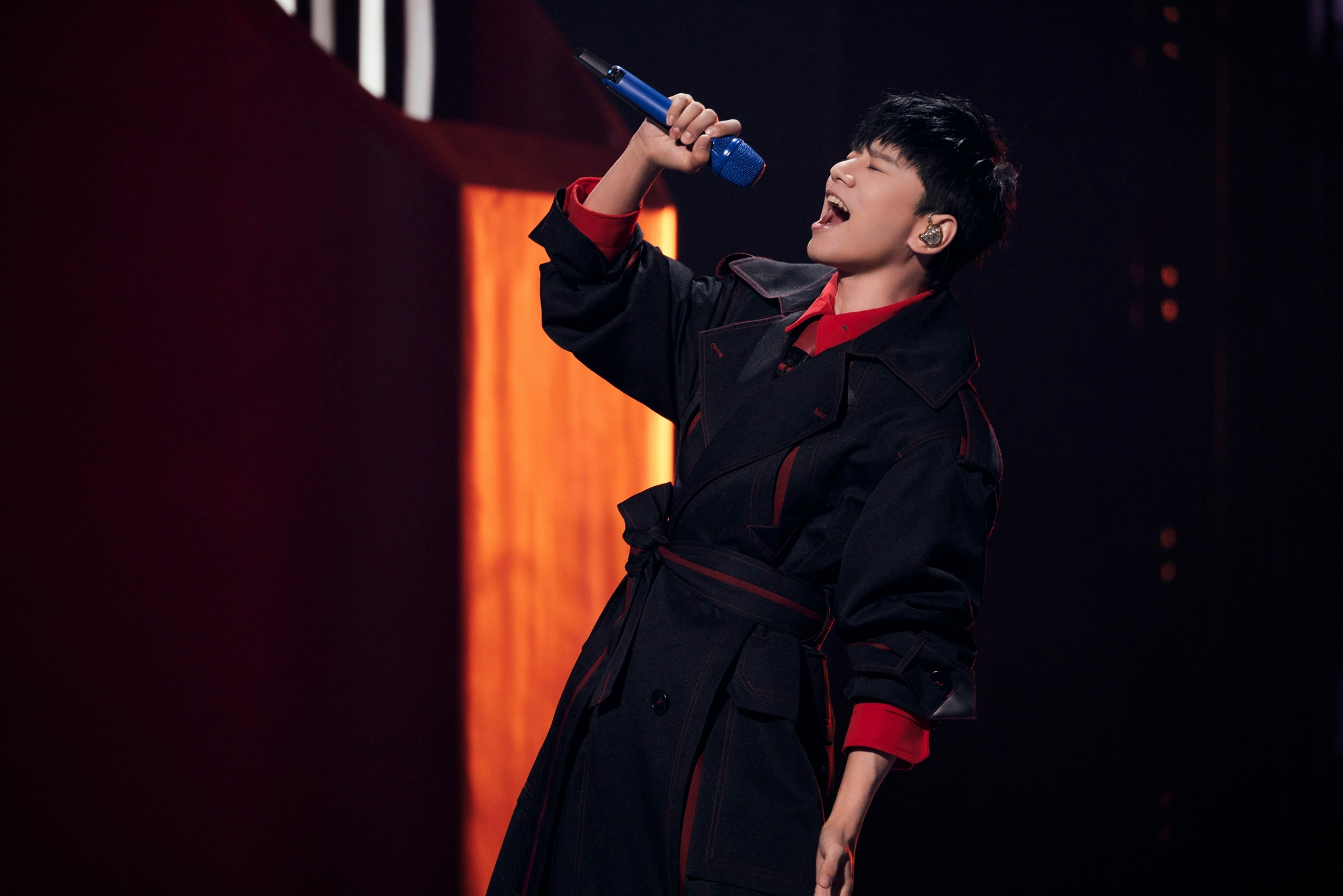 今晚 ,@张杰 将演绎《最美的太阳》并首唱新歌《染色体》