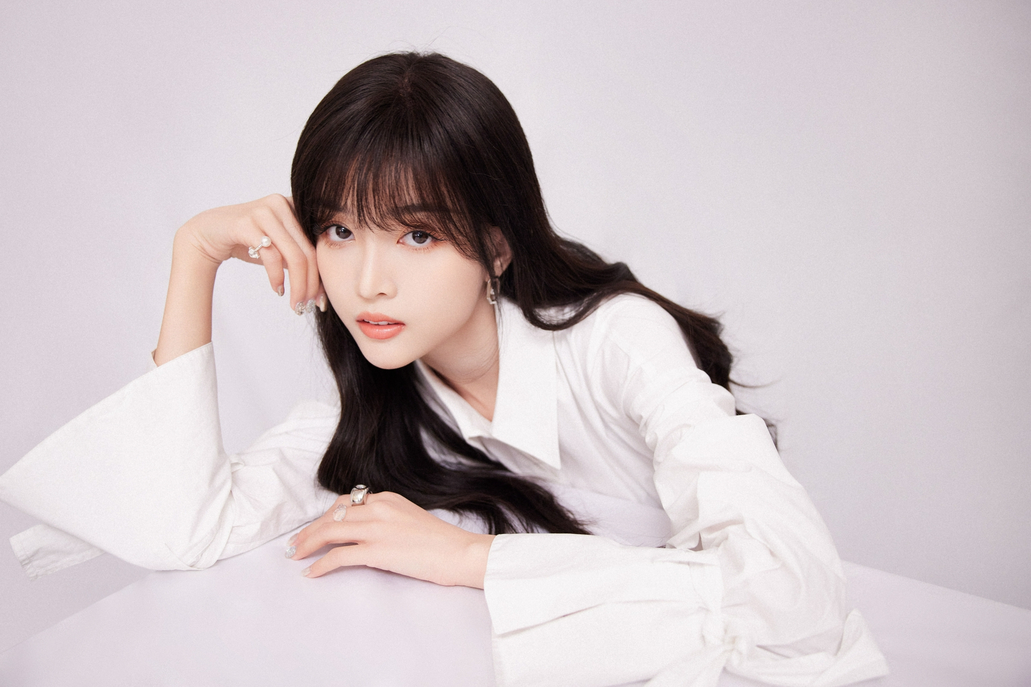 吴宣仪直播活动造型大片白衬衫搭配卡其色裤子