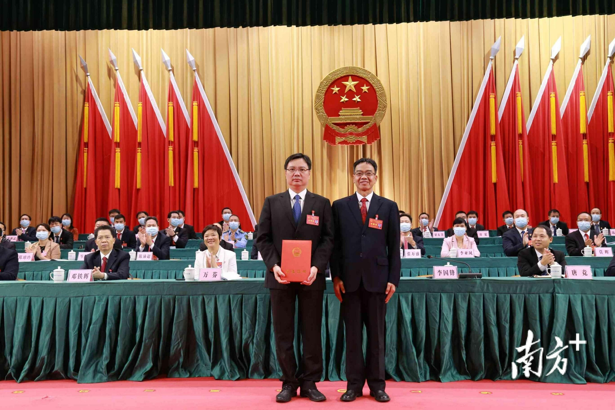 大会宣布卢巧智当选高州市人民政府市长;吴益东,岑解明,梁泽才,陈璋玲