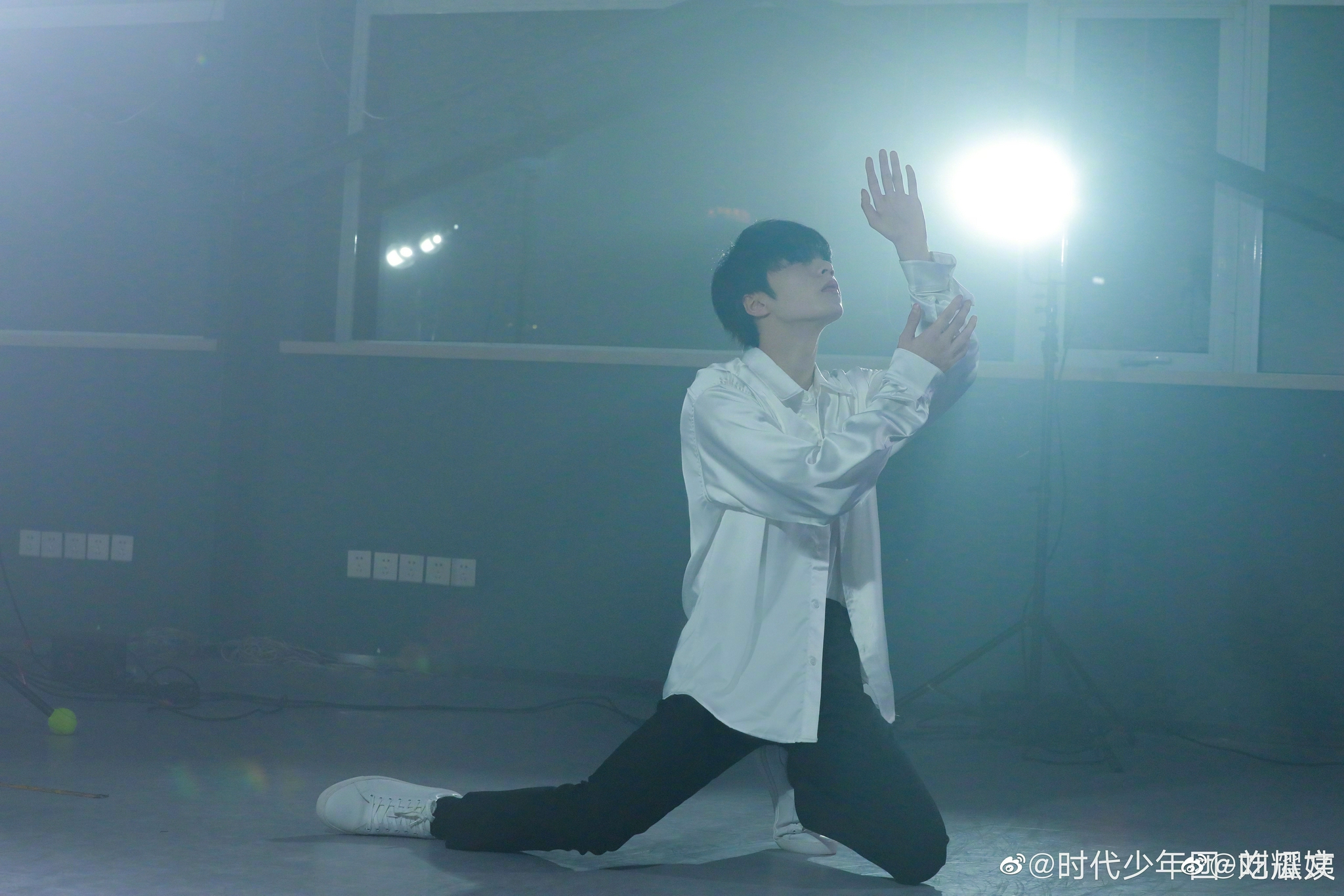 刘耀文晒出背影随拍告别11月路灯氛围感拉满