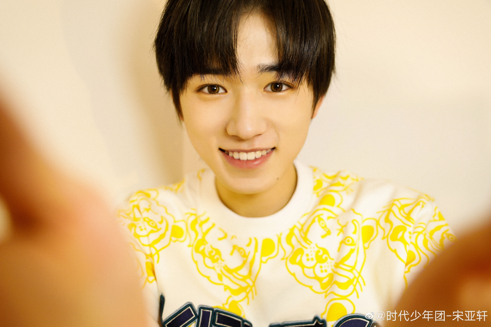 宋亚轩分享了一组黄色系写真,甜甜的笑容太治愈了吧……|宋亚轩_新浪
