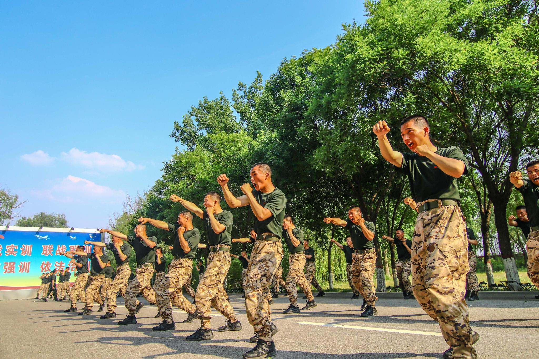 血性十足武警天津总队新兵擒敌训练马永康王良