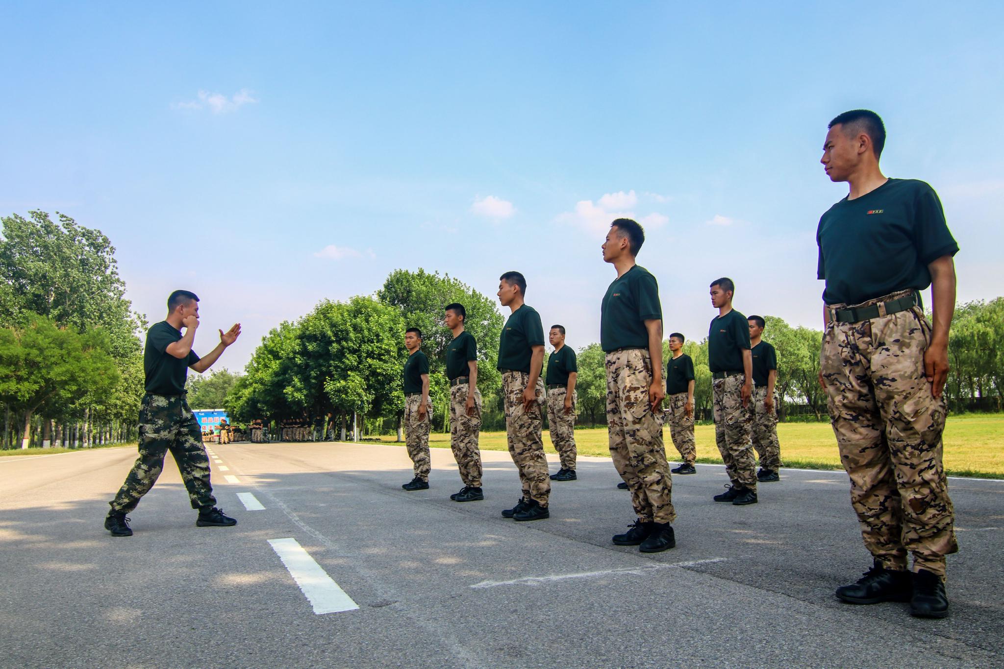 血性十足武警天津总队新兵擒敌训练马永康王良