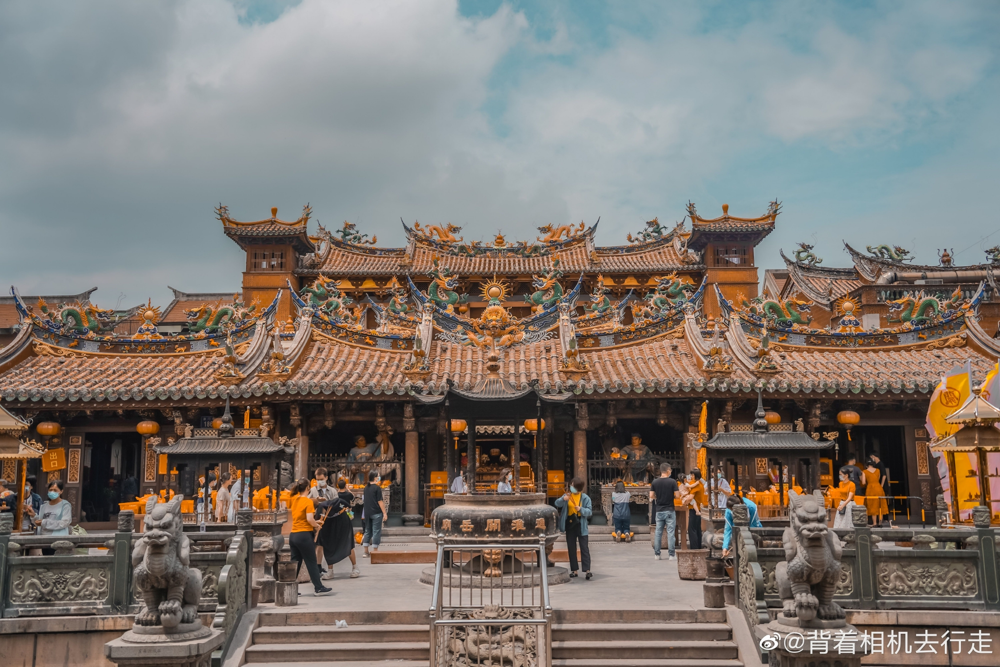 闽南建筑特色"厝顶有戏出",泉州通淮关岳庙精美的瓷雕装饰……__财经