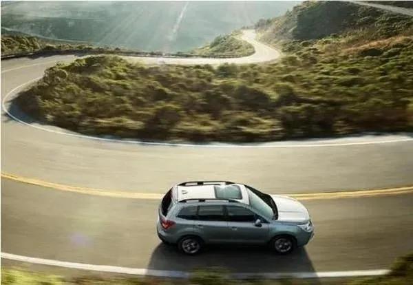 老司机讲解:汽车拐弯时到底能不能踩刹车?