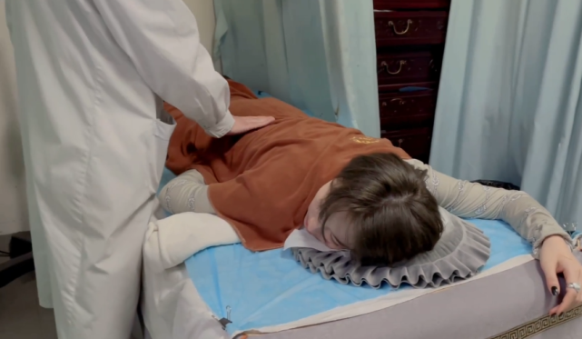 张馨予浪姐2练舞累出腰伤,走路一瘸一拐,惹何捷心疼投票支持