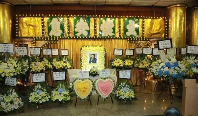 在公祭开始之前,就有媒体发布了灵堂照片,现场布置得很简单却不失尊重