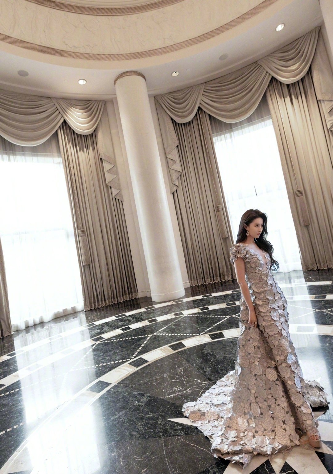 刘亦菲最新活动造型|身着georges chakra银色立体花朵礼服……__财经