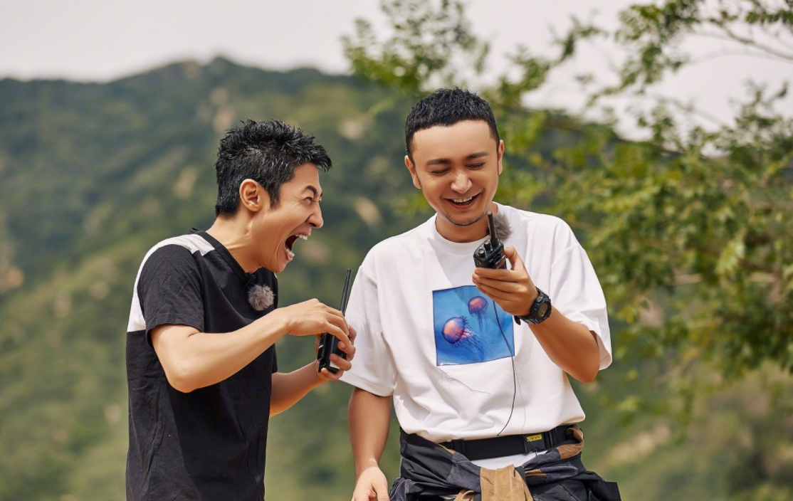 尼格买提晒与撒贝宁同框照,形似胖虎和小夫,发问:野比呢?