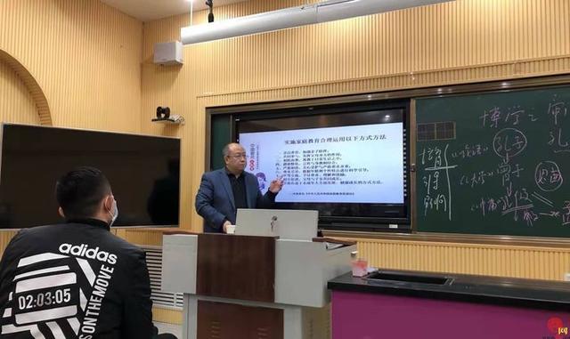 落实家庭教育促进法 打造良好育儿环境“纬二三育家长学校课堂”开课啦