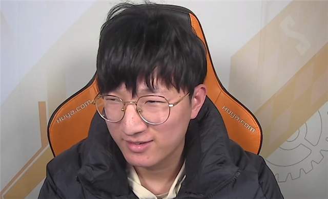 不过头哥梁海鹏就没有这么幸运了,虽然在常规赛中他是"永远滴神",没