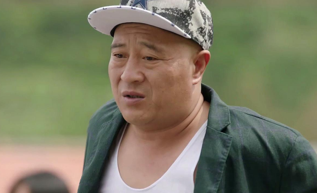 赵本山爱徒刘小光谈酒色变,饭桌上被敬酒,忙拿起矿泉水回敬