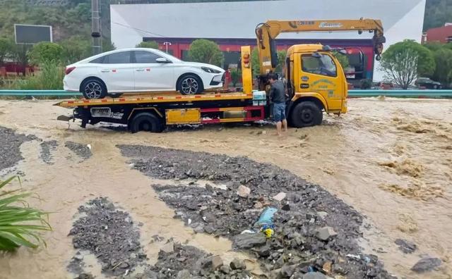 【警徽闪耀抗洪防汛一线】贵州公安:风雨中坚守的“浇”警,致敬最勇敢的“逆行者”休闲区蓝鸢梦想 - Www.slyday.coM 【警徽闪耀抗洪防汛一线】贵州公安:风雨中坚守的“浇”警,致敬最勇敢的“逆行者”休闲区蓝鸢梦想 - Www.slyday.coM