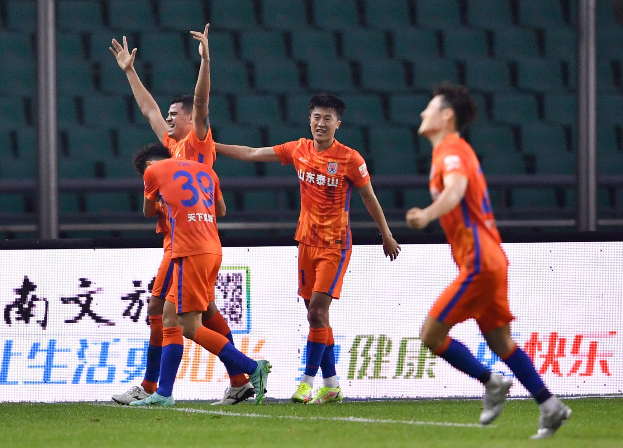 快讯山东泰山获得2021足协杯冠军加冕赛季双冠王