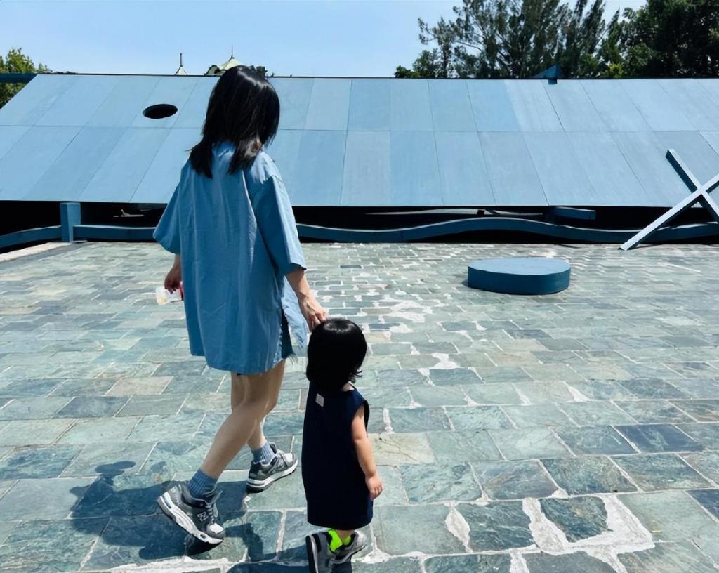 歌手徐佳莹官宣怀二胎,透露腹中是女宝,儿女双全超幸福休闲区蓝鸢梦想 - Www.slyday.coM 歌手徐佳莹官宣怀二胎,透露腹中是女宝,儿女双全超幸福休闲区蓝鸢梦想 - Www.slyday.coM