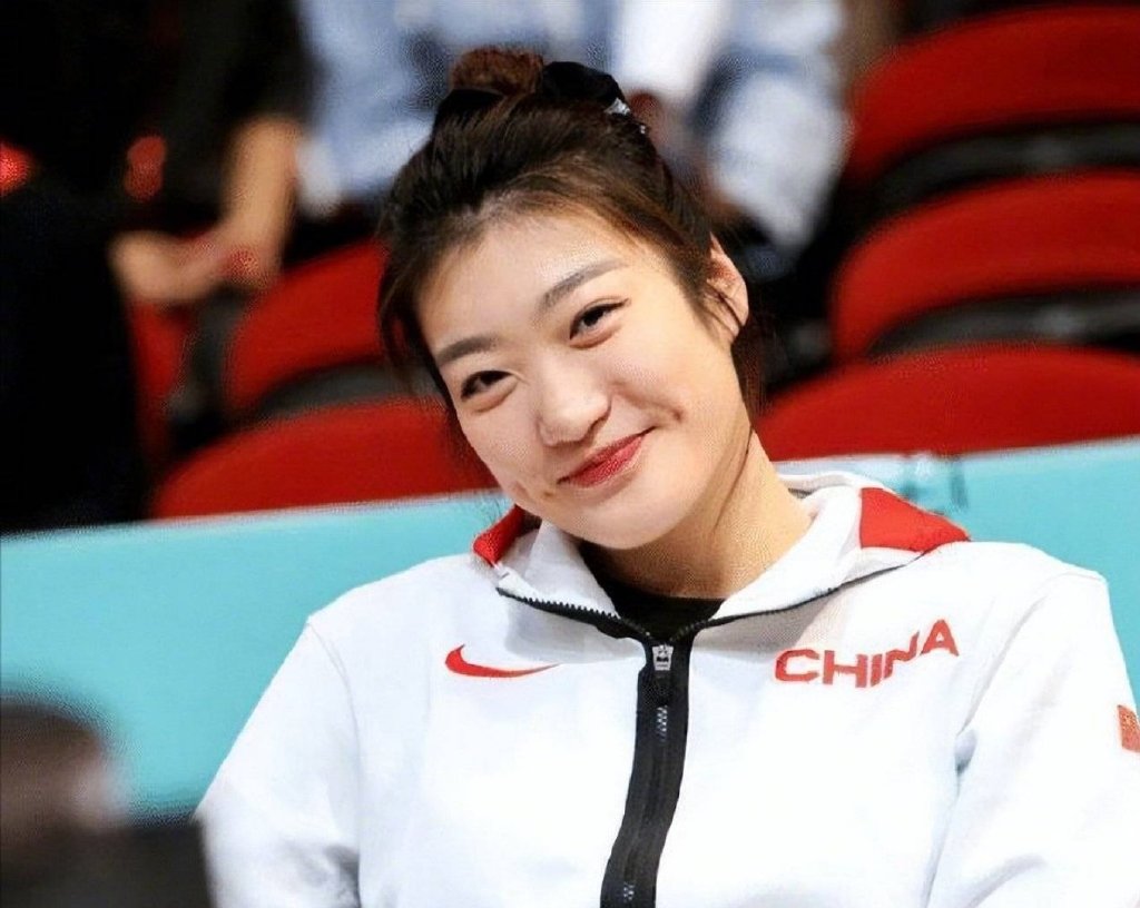 女篮李梦不雅照后续,知情人透露李梦和张隆领证,两人是合法夫妻