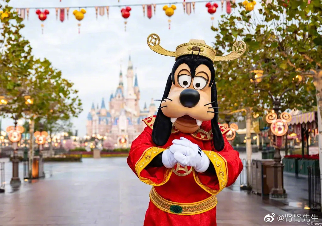 上海迪士尼新年的汉服元素高飞那身青色的不错