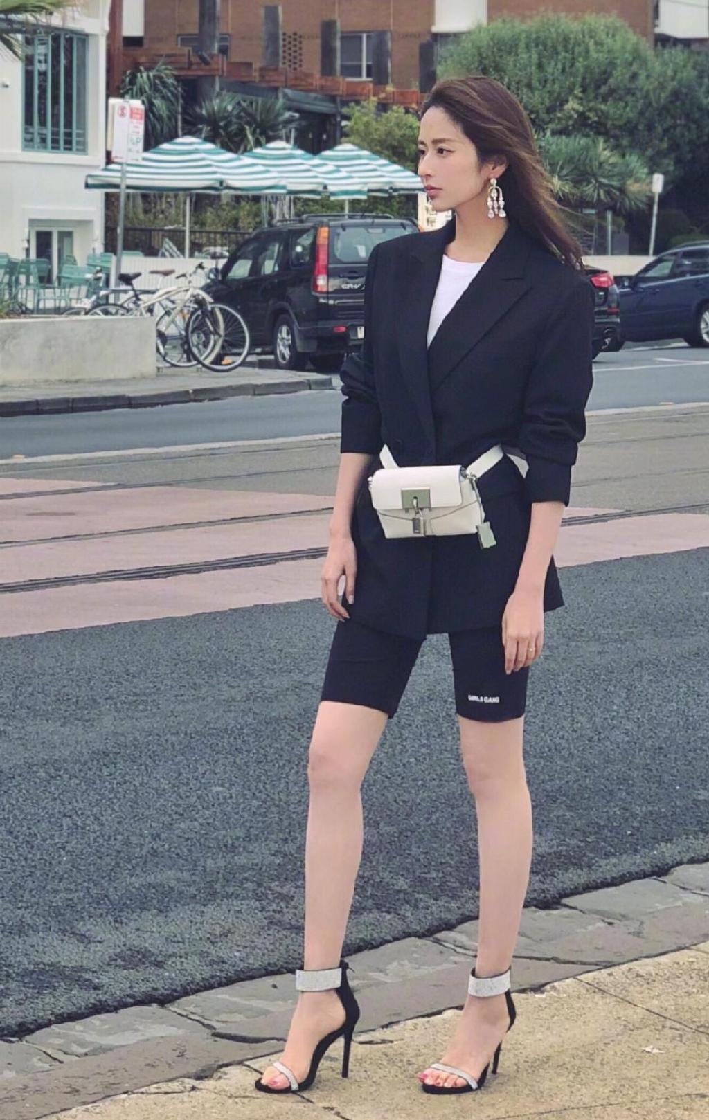 秦岚也穿健美裤，粉色上衣暴露一颗少女心，都40岁了还嫩得不像话休闲区蓝鸢梦想 - Www.slyday.coM