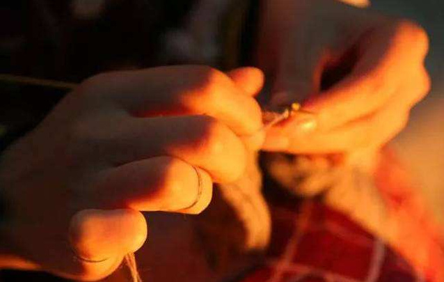 【夜读 · 散文】织在毛衣里的爱休闲区蓝鸢梦想 - Www.slyday.coM