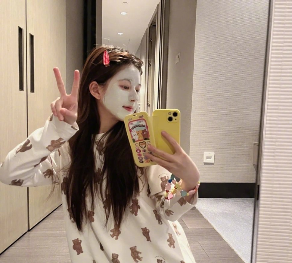 赵露思晒敷面膜对镜自拍,炫耀自己的新手机壳……__财经头条