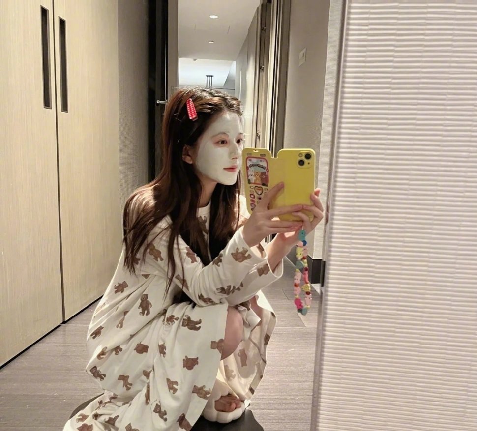 赵露思晒敷面膜对镜自拍,炫耀自己的新手机壳……__财经头条