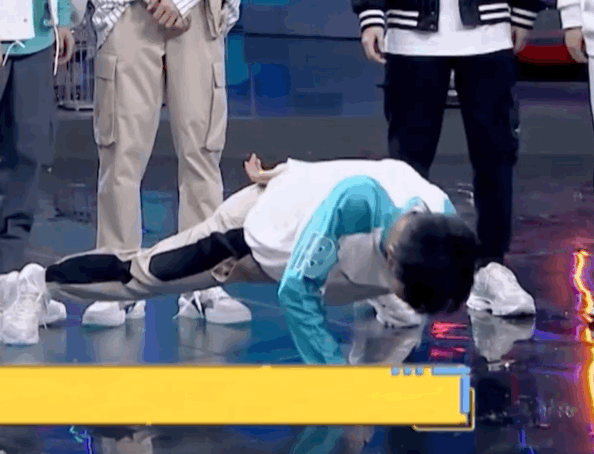 张真源劈叉好厉害这基本功没的说身体柔韧度太强了吧