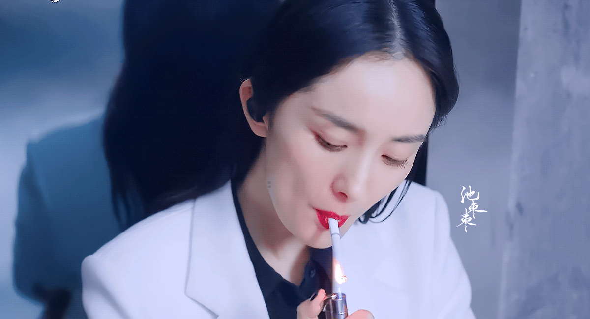 杨幂 低头抽烟,眼神鲨人