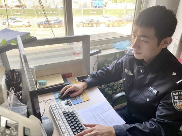 今天刷屏的天使照,当事人找到了!休闲区蓝鸢梦想 - Www.slyday.coM 今天刷屏的天使照,当事人找到了!休闲区蓝鸢梦想 - Www.slyday.coM