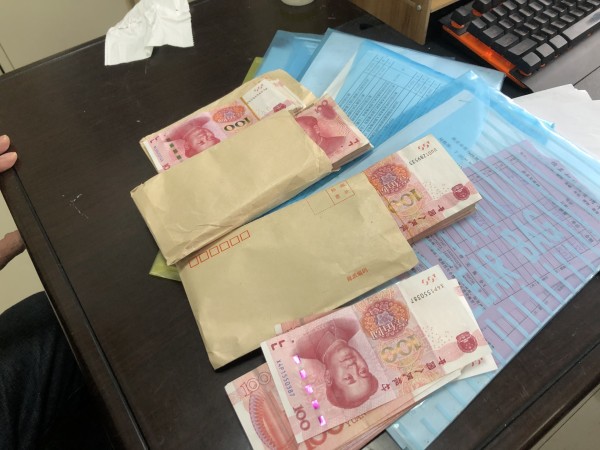 失而复得的工资蓝色公文包内有多个文件袋,还有一些生活用品.