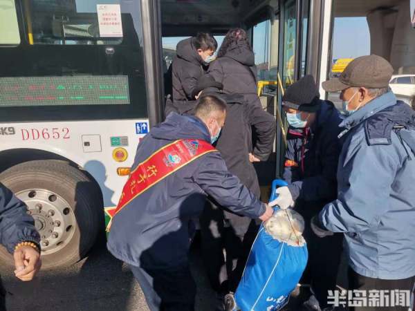 春节前最后一个李村大集上年味足，人情味更浓休闲区蓝鸢梦想 - Www.slyday.coM