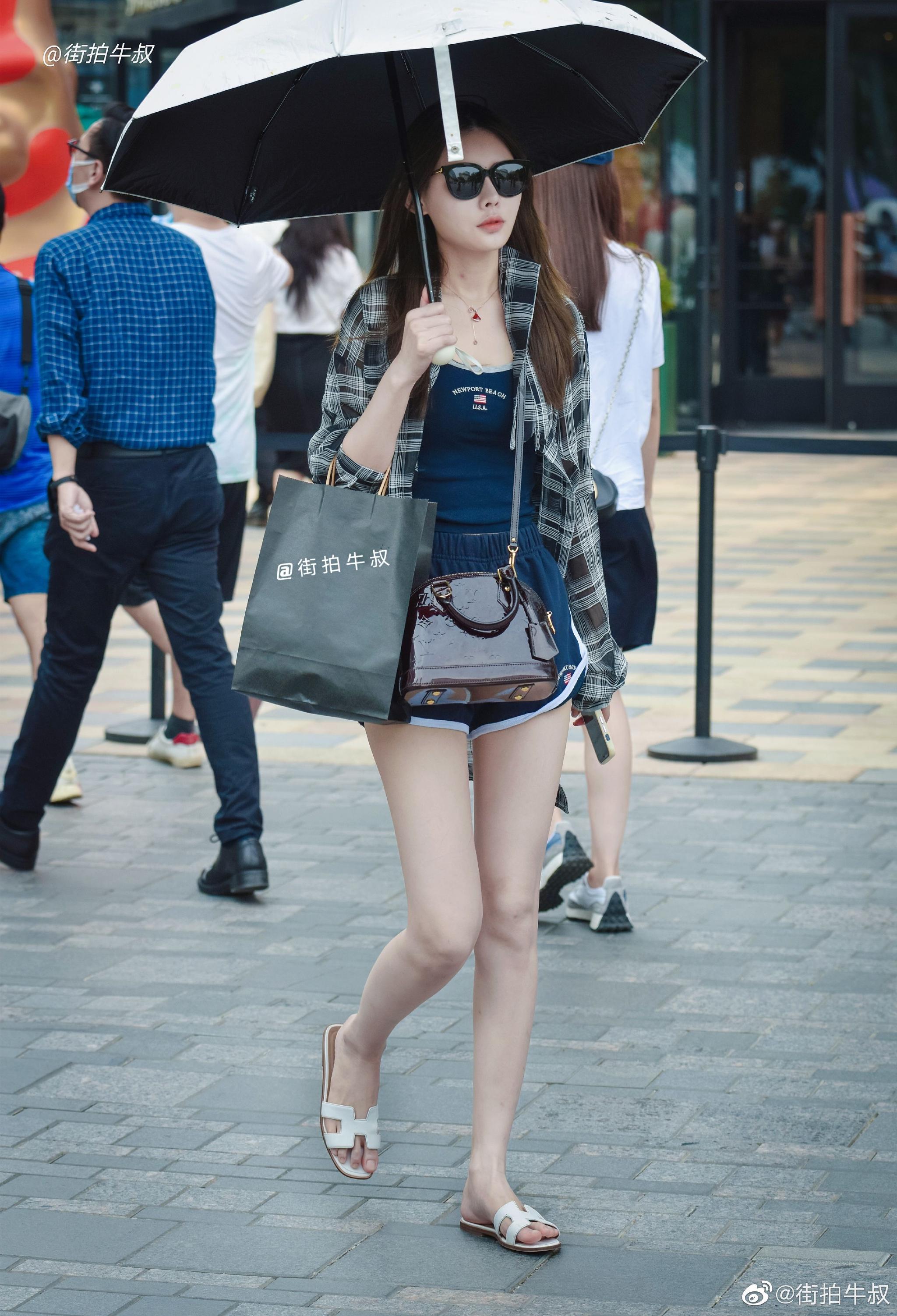 美女穿着运动阔腿热裤出街