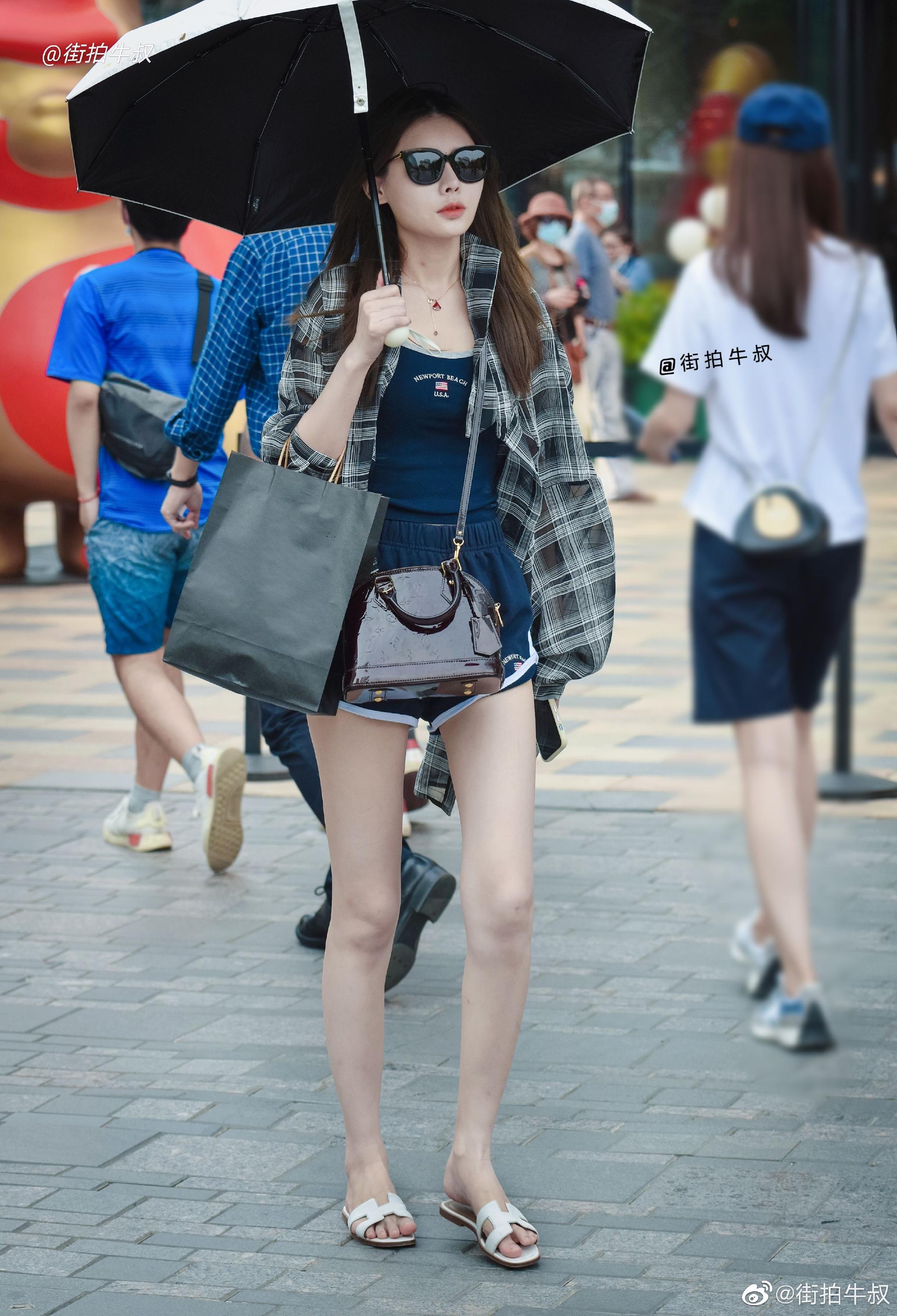 美女穿着运动阔腿热裤出街