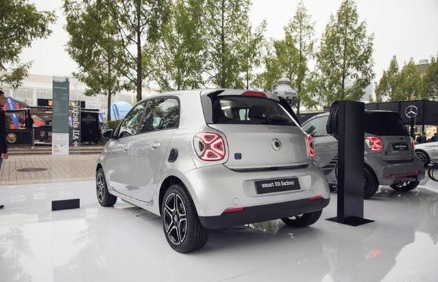 奔驰smart电动版终于来了，约合人民币15.3万起售，可续航159公里