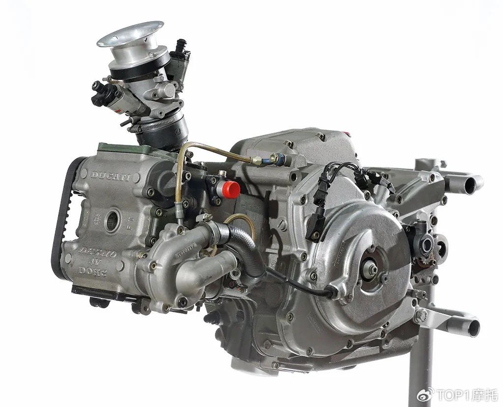 这台发动机具有第一个非活动气缸和与主气缸成90度安装的活塞,曲轴和