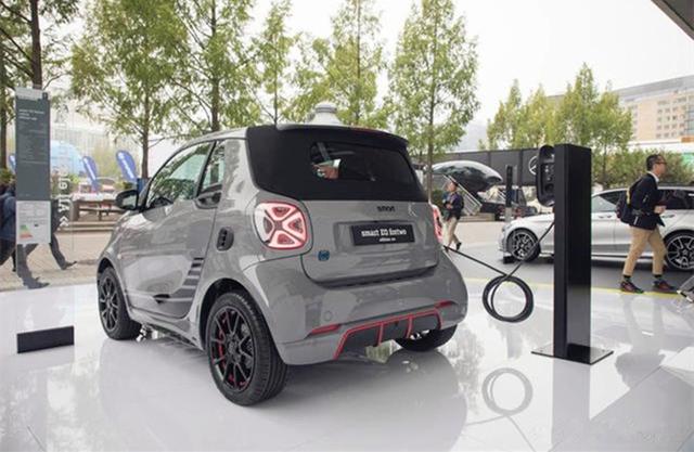 奔驰smart电动版终于来了，约合人民币15.3万起售，可续航159公里