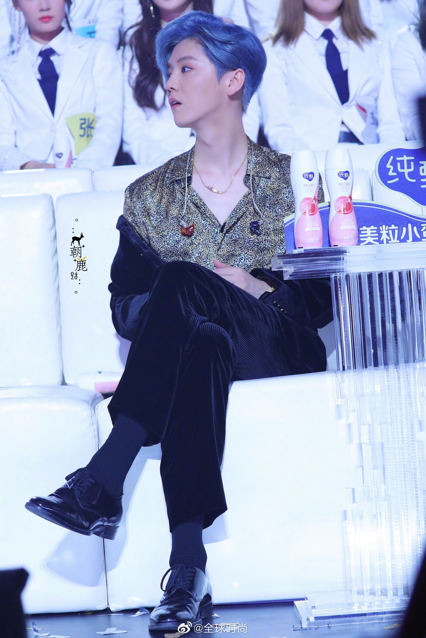 鹿晗今日《创造营》总决赛造型.v领豹纹配蓝发