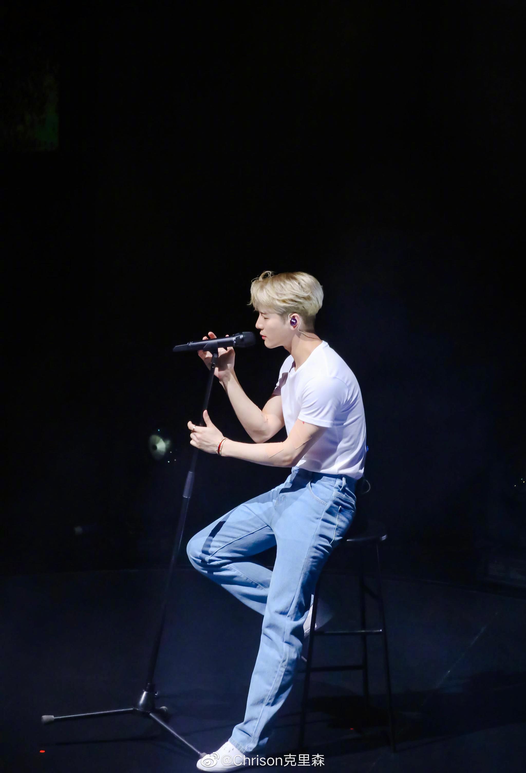 内场表演的王嘉尔,白tee牛仔裤的清爽自在_高清图集_新浪网