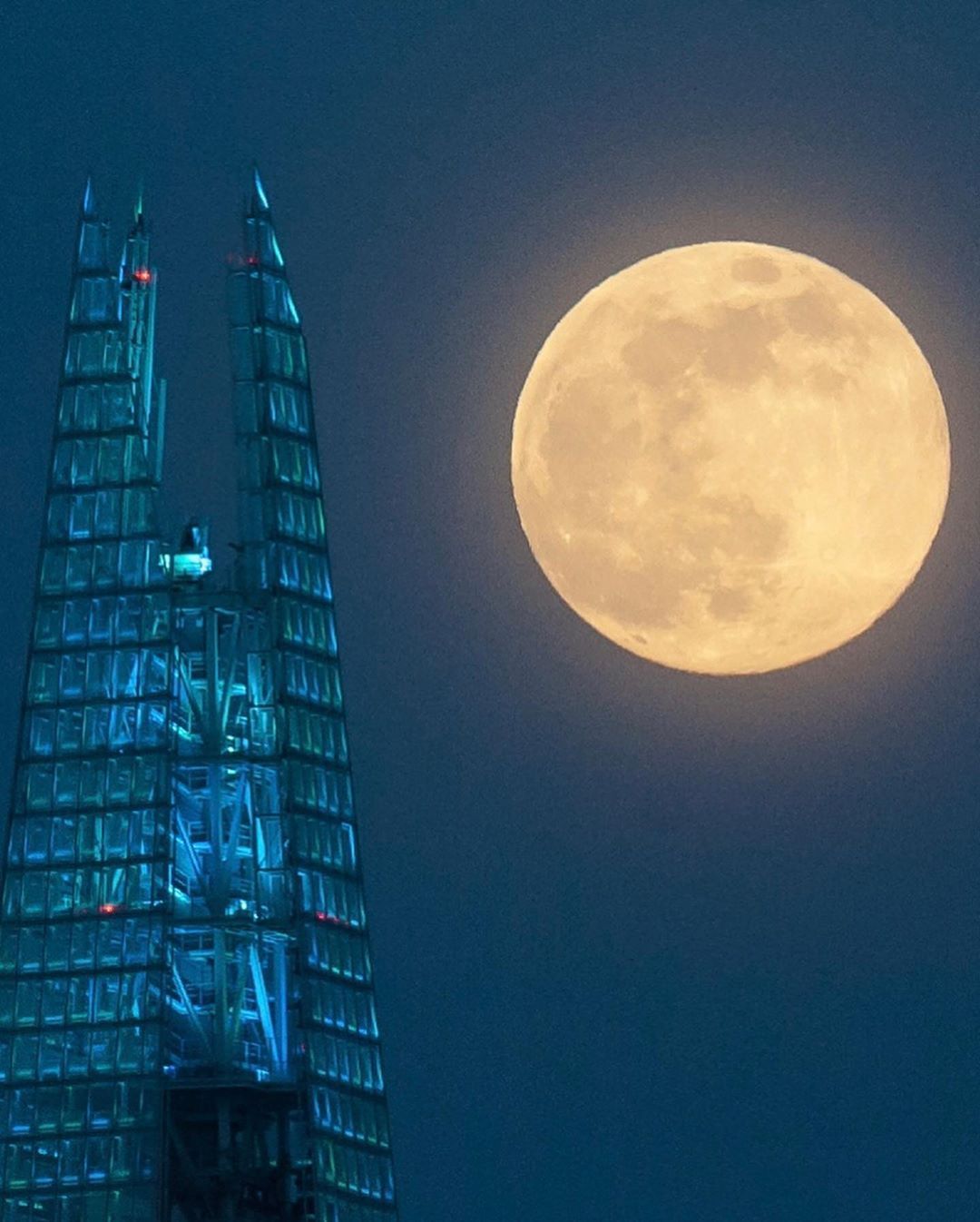 "超级月亮"正经过伦敦碎片大厦